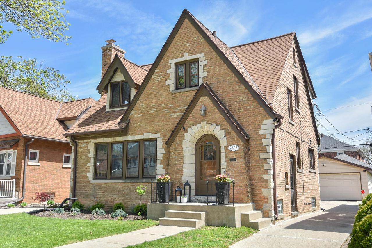 2608 N 71st St, Wauwatosa, WI 53213