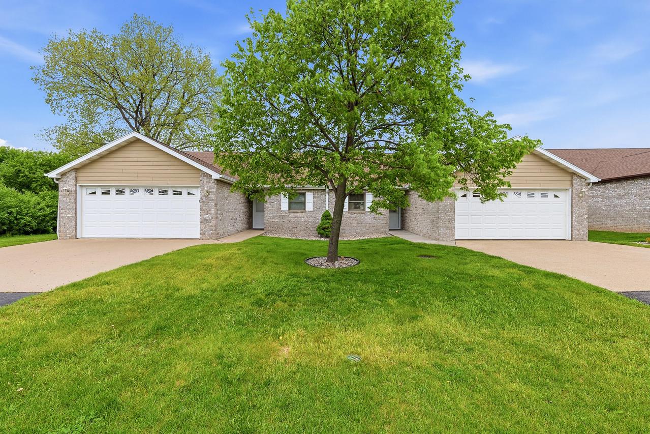 1678A Drum Corps Dr, Menasha, WI 54952