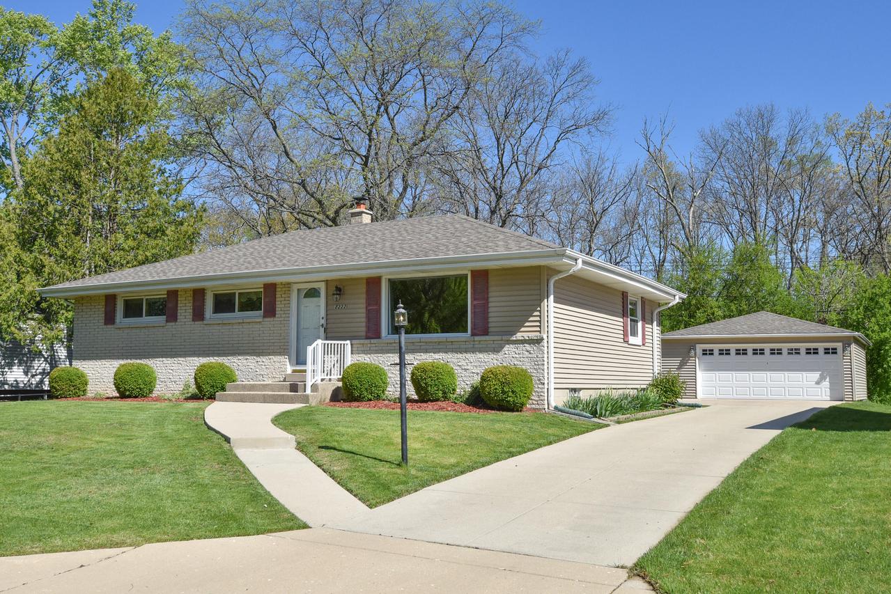 8222 W Norwich Ave, Greenfield, WI 53220