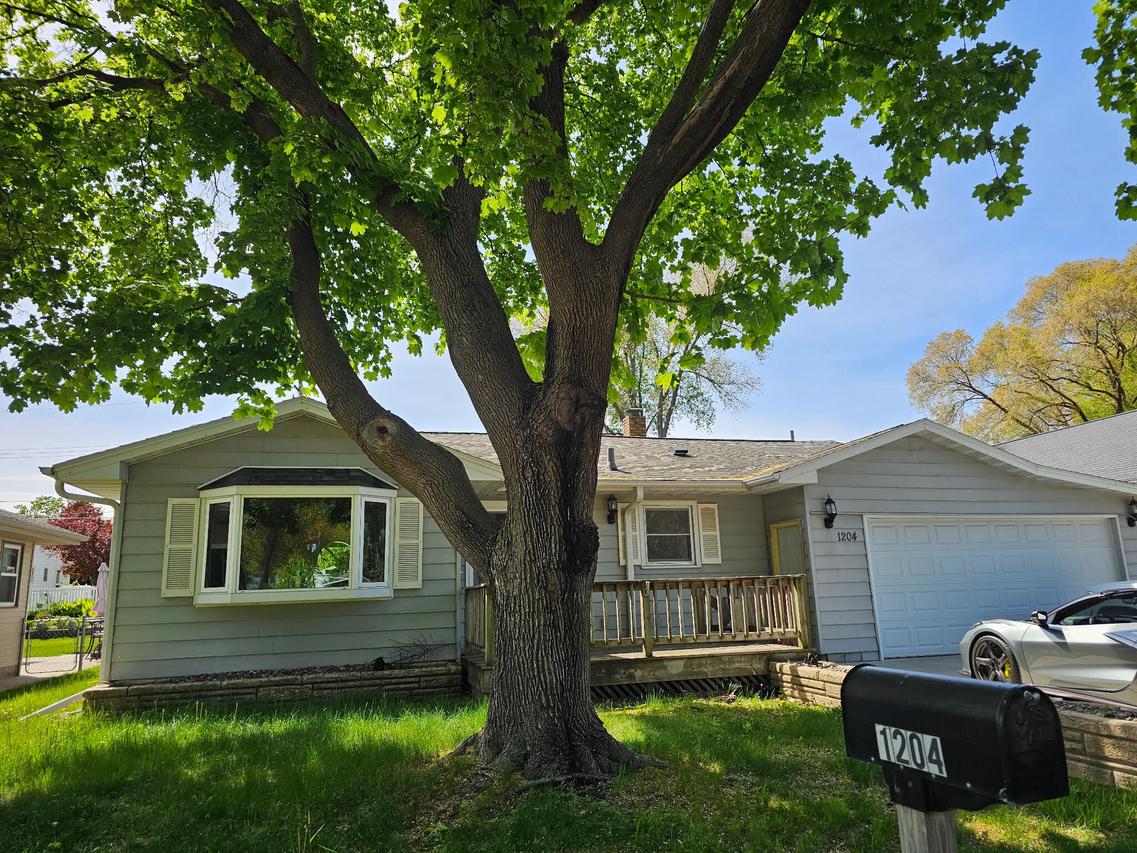 1204 S 27th St, La Crosse, WI 54601