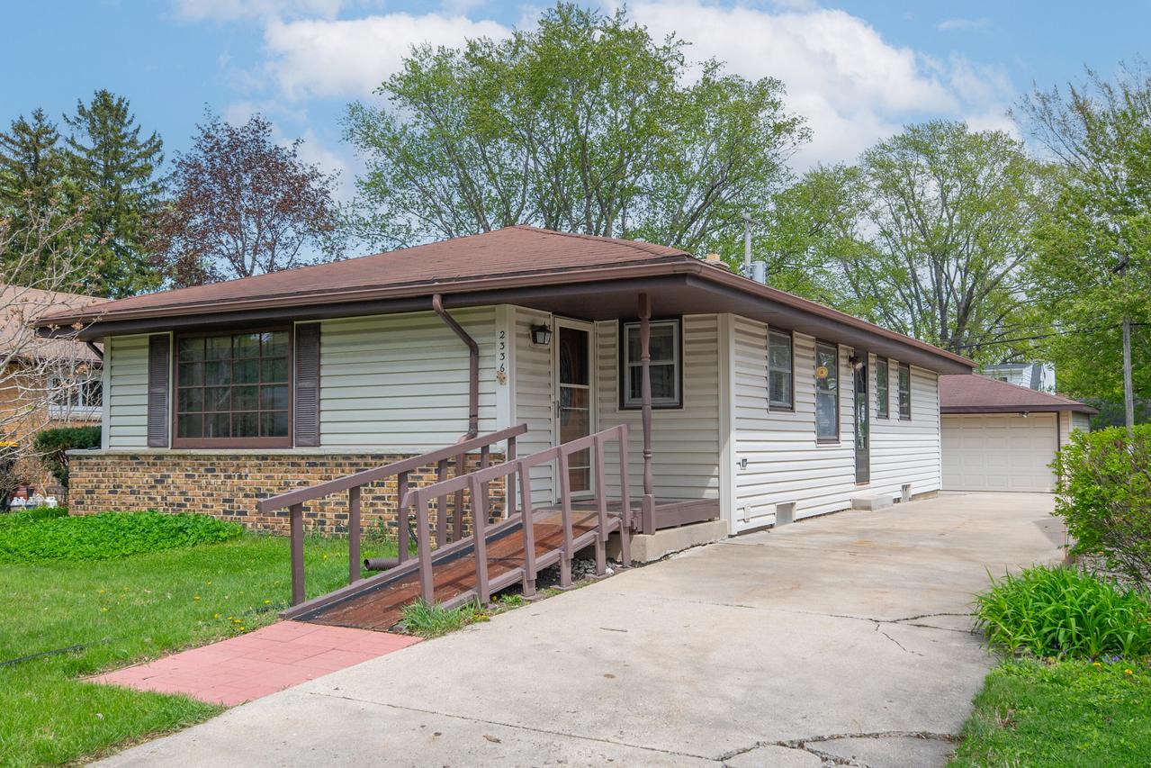 2336 N 116th St, Wauwatosa, WI 53226