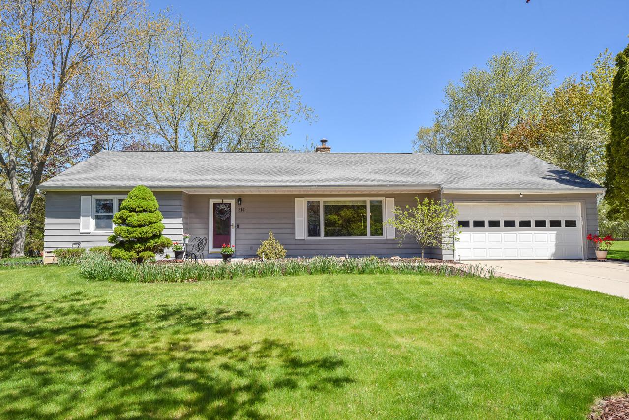 814 E Manor Cir, Bayside, WI 53217
