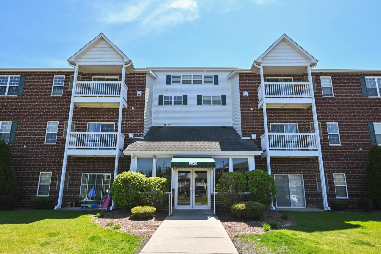 6020 S Buckhorn Ave #304, Cudahy, WI 53110