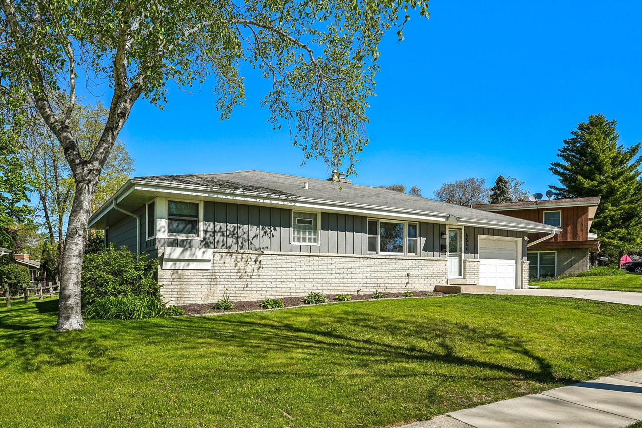 5544 Oakwood St, Greendale, WI 53129