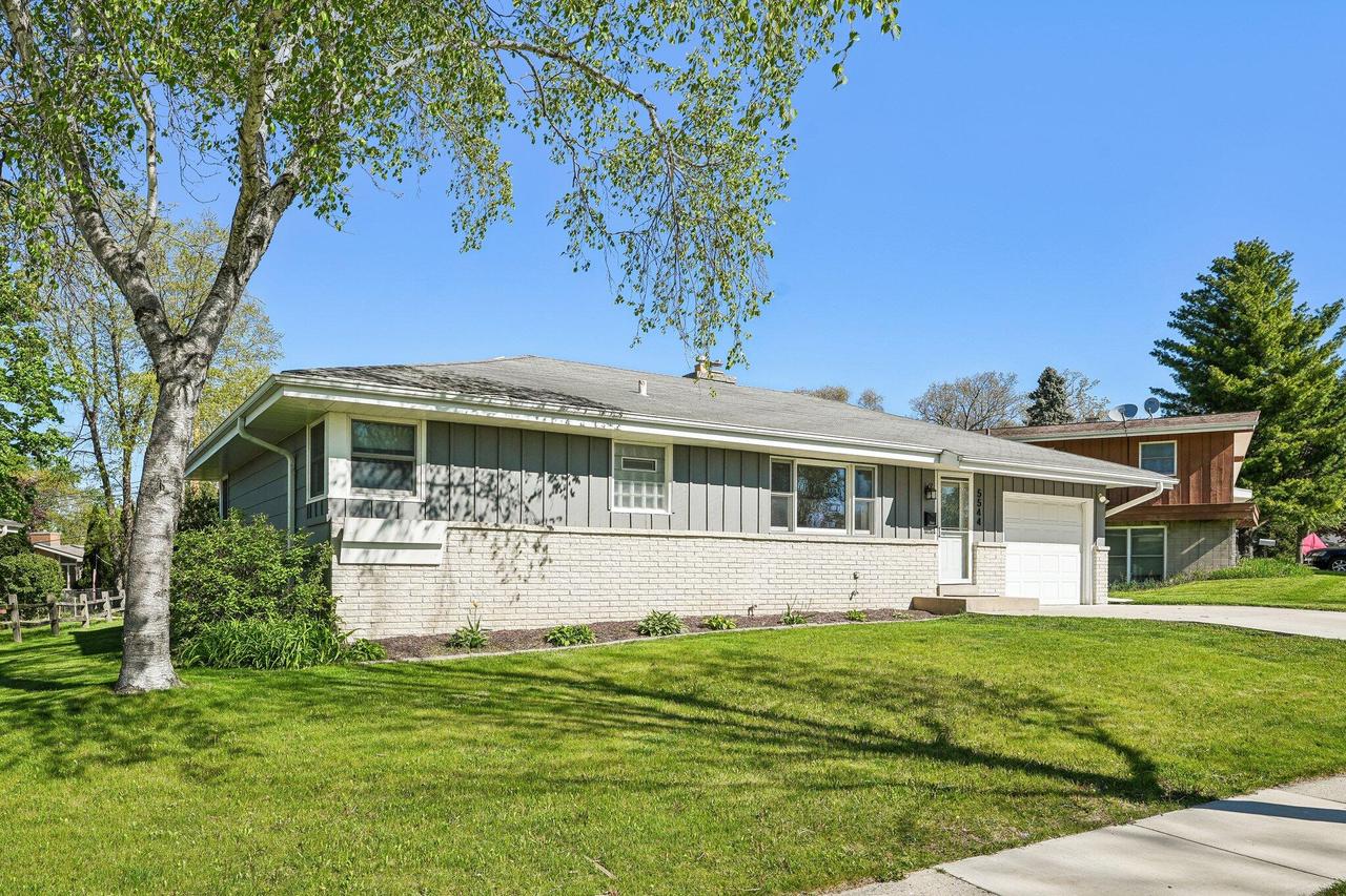 5544 Oakwood St, Greendale, WI 53129