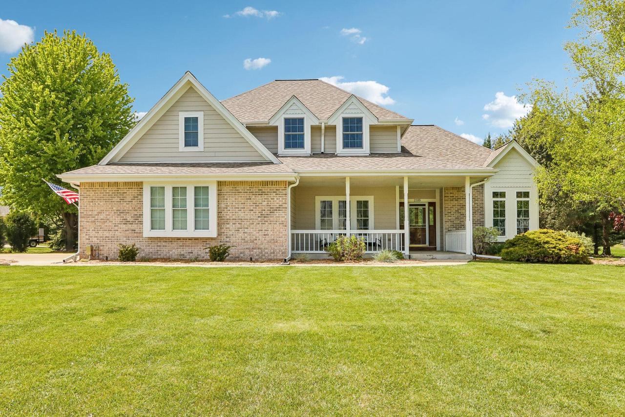 2335 N Forest Run, Summit, WI 53066