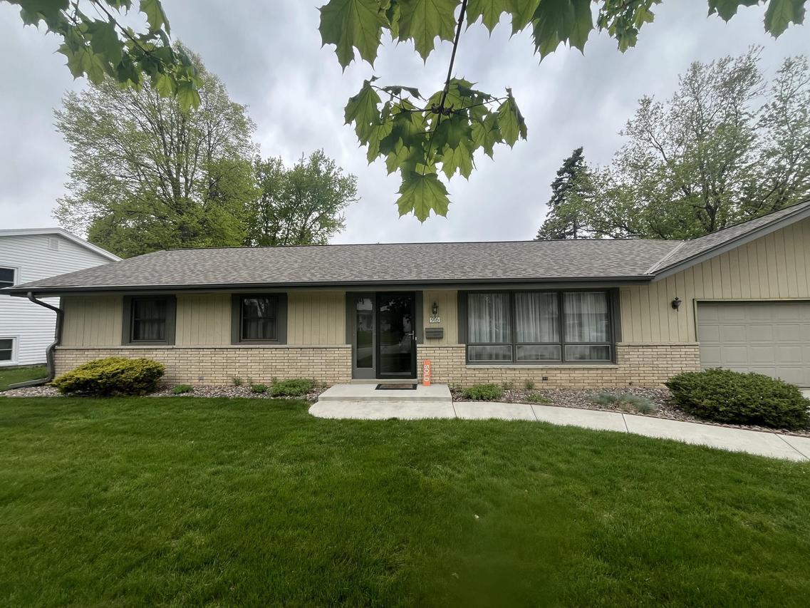 916 Lynne Dr, Waukesha, WI 53186
