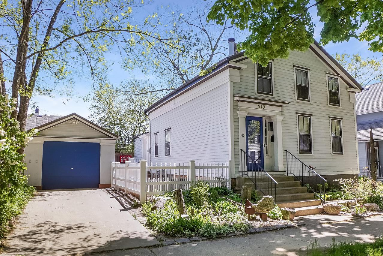 910 S 3rd St, Milwaukee, WI 53204