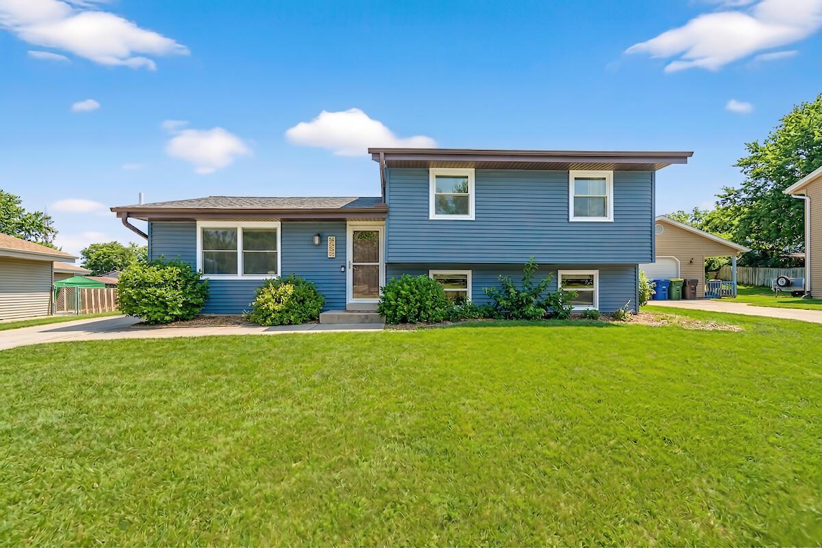 8620 S Riverton Rd, Oak Creek, WI 53154