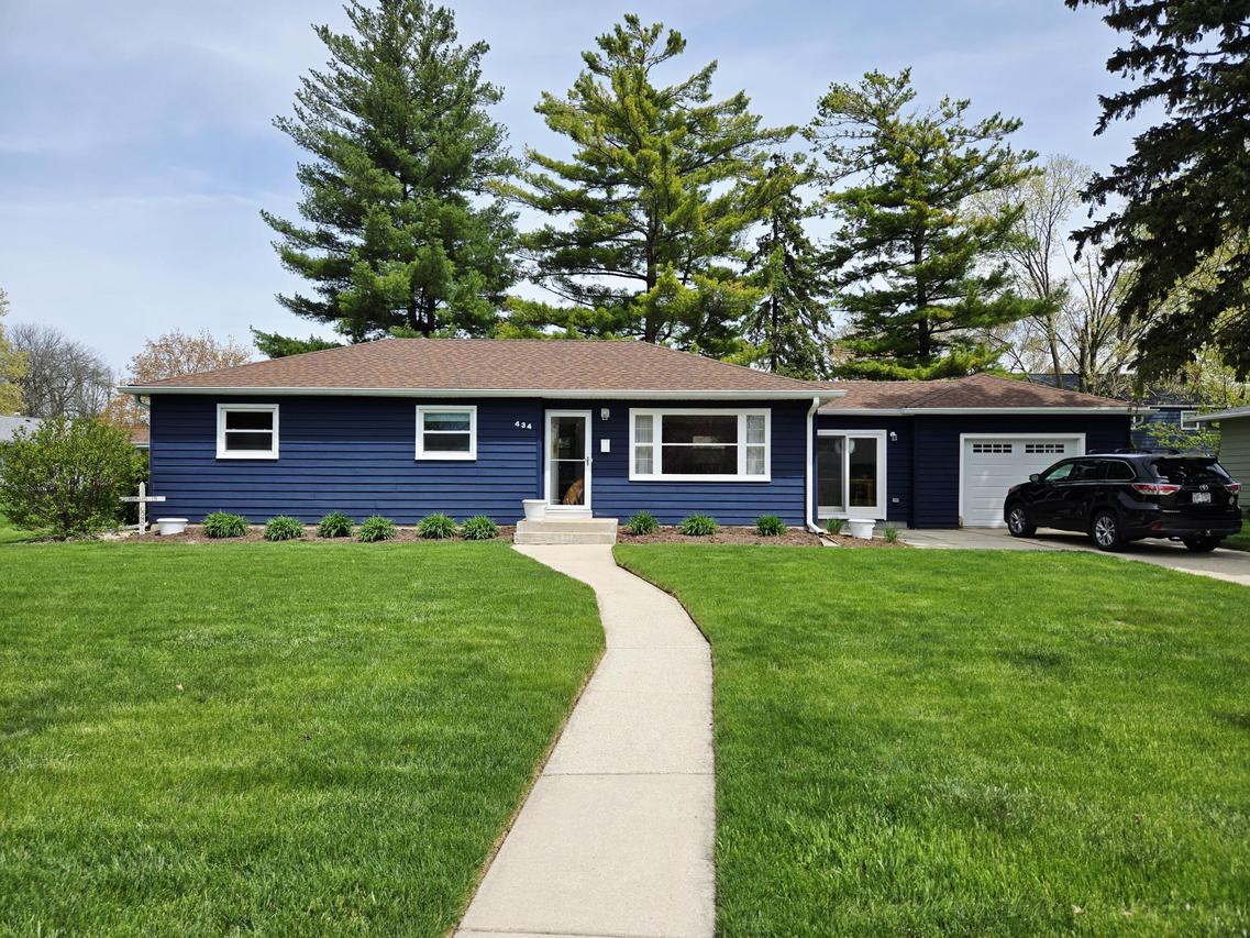 434 Greenland Ave, Oconomowoc, WI 53066