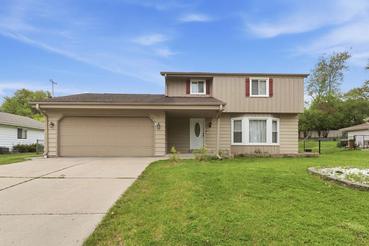 435 E Golden Ln, Oak Creek, WI 53154