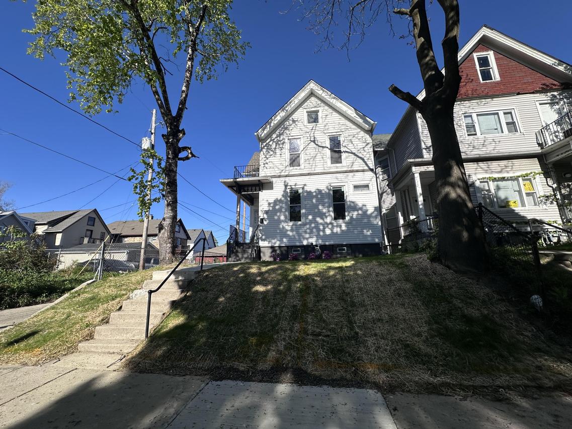 1221 N 24th St, Milwaukee, WI 53205