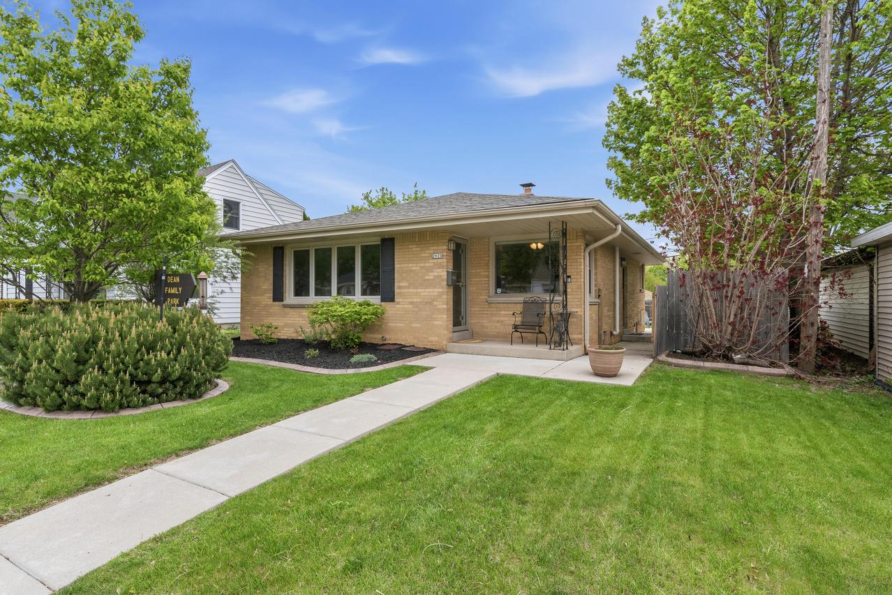 2920 E Cudahy Ave, Saint Francis, WI 53235