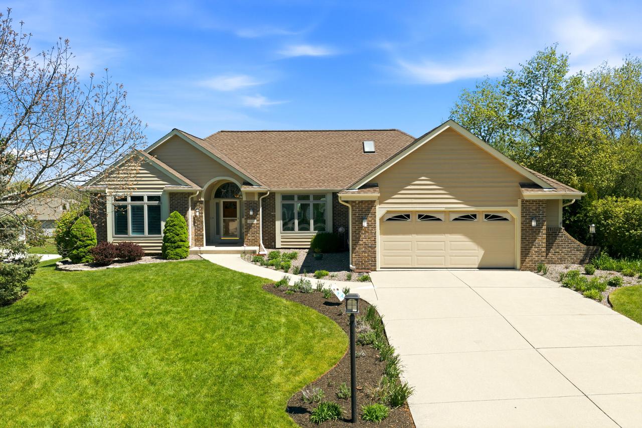 13230 W Foxwood Dr, New Berlin, WI 53151