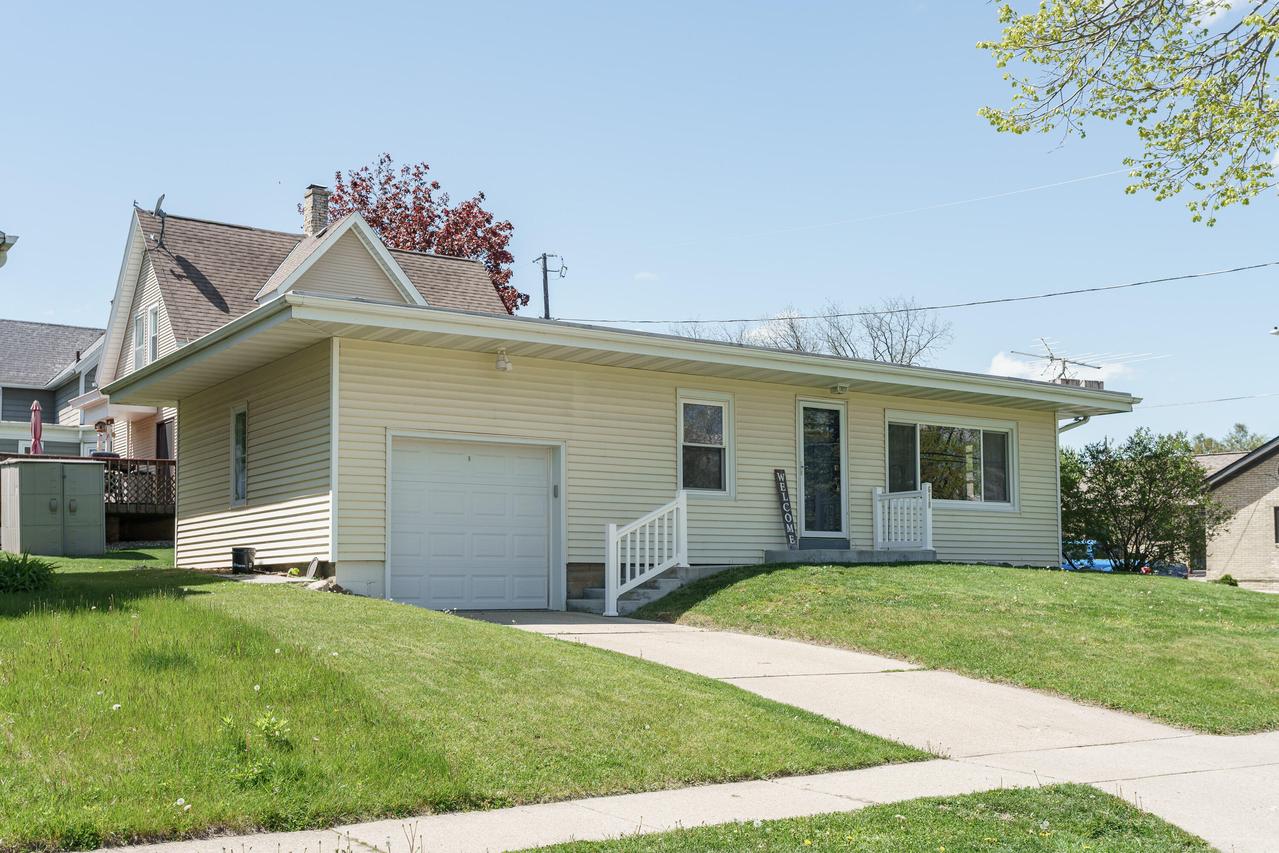 618 N Water St, Watertown, WI 53098