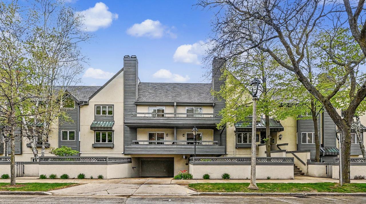 2555 N Lake Dr #3, Milwaukee, WI 53211