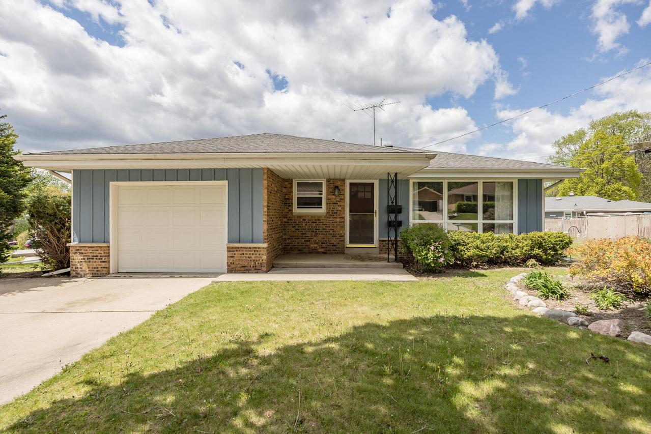 250 S Hine Ave, Waukesha, WI 53188