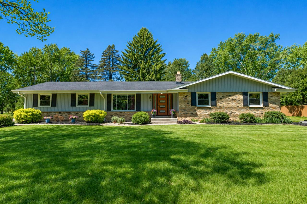 11549 N Meadowbrook Dr, Mequon, WI 53097