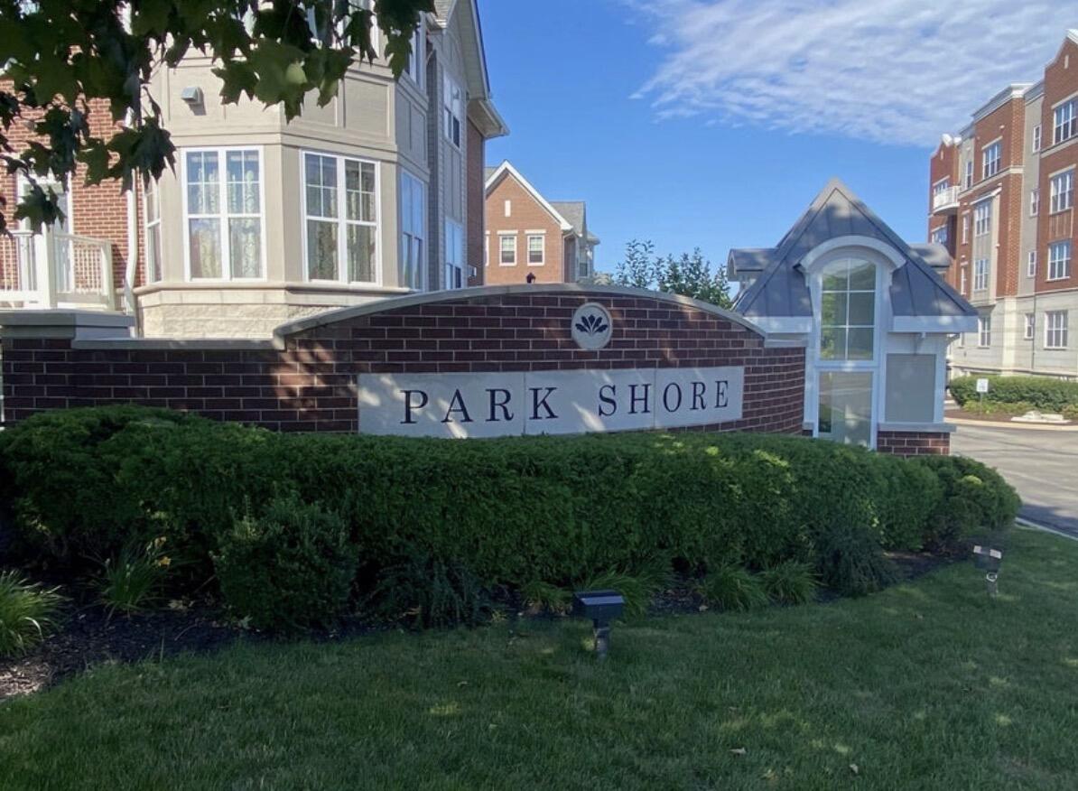 3862 S Lake Dr #407, Saint Francis, WI 53235