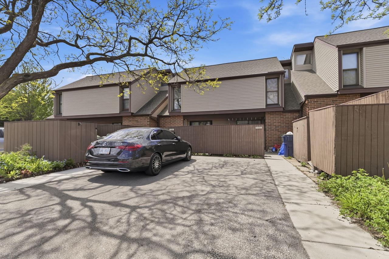 1411 W Edgerton Ave #V, Milwaukee, WI 53221