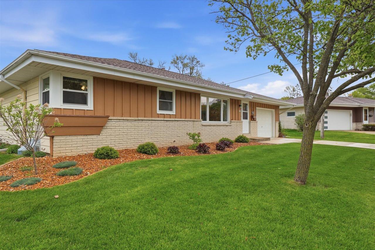 5302 Lakeview Dr, Greendale, WI 53129