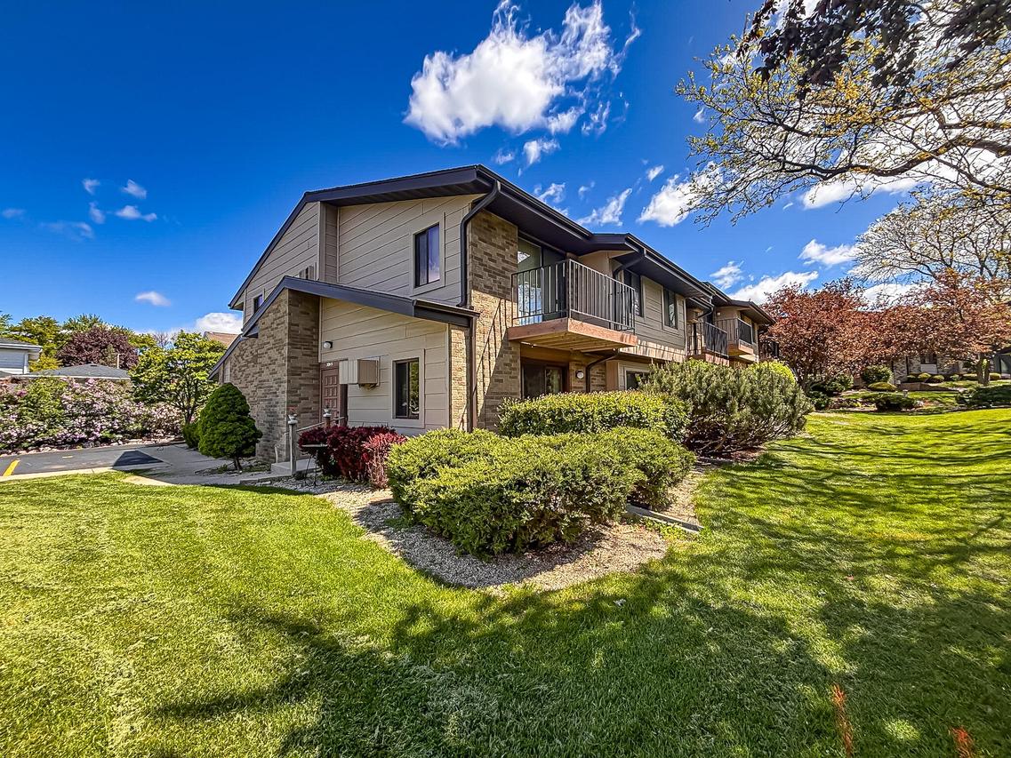 306 Sheffield Rd #5, Waukesha, WI 53186
