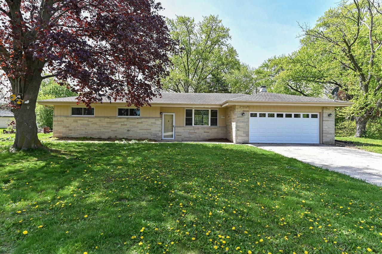 N79W15709 Charles Ct, Menomonee Falls, WI 53051