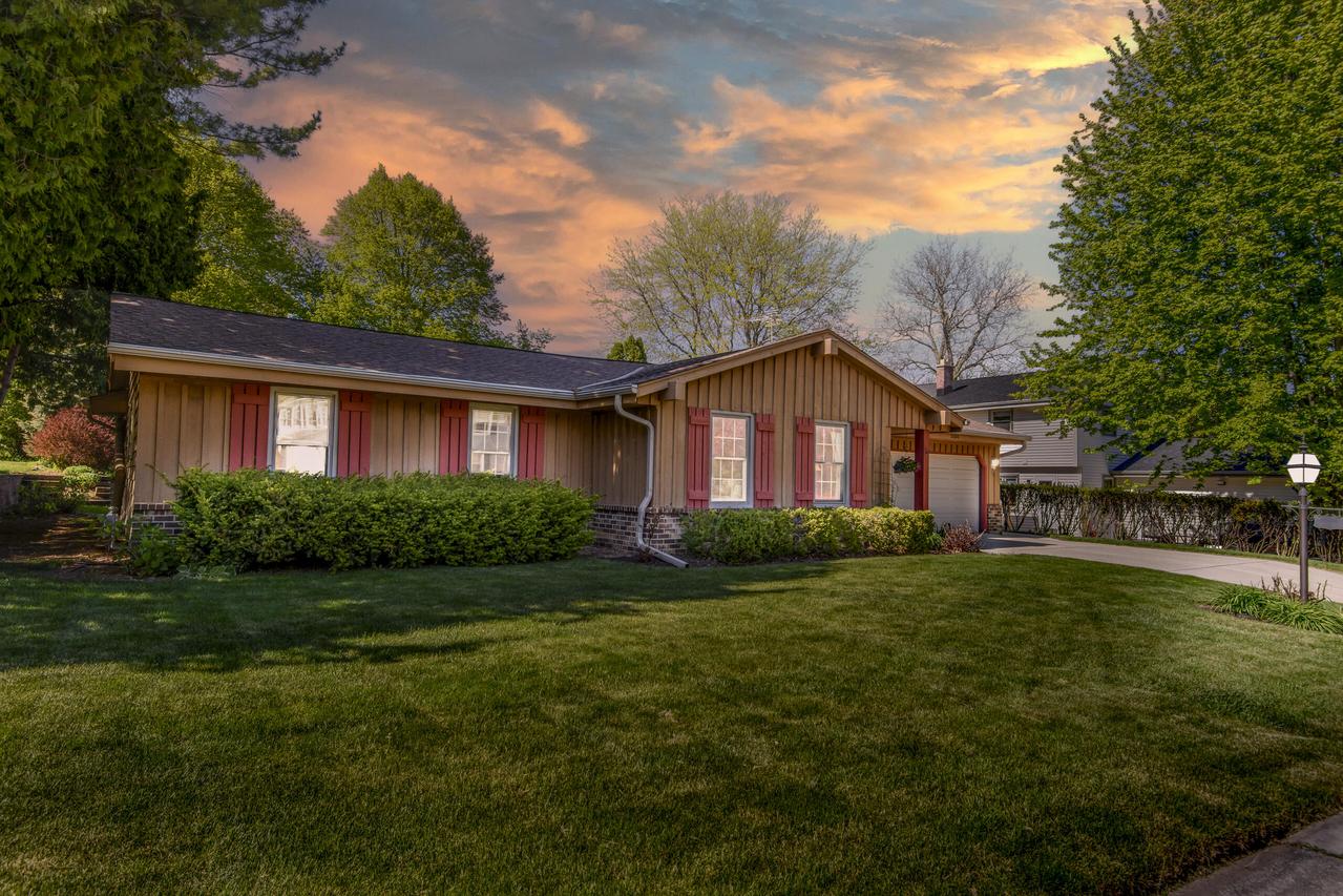 2204 Hunting Ridge, Waukesha, WI 53188