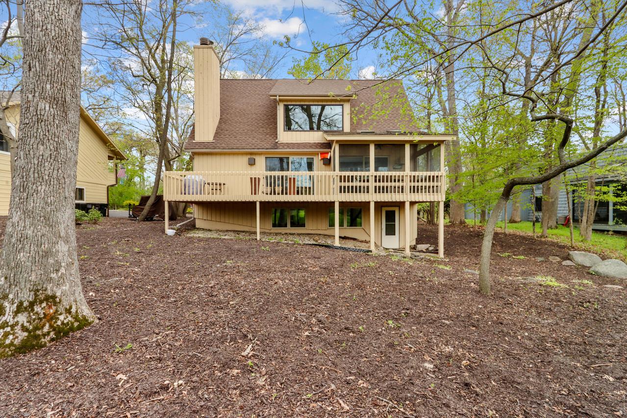 152 Saint Andrews Trl, Fontana, WI 53125