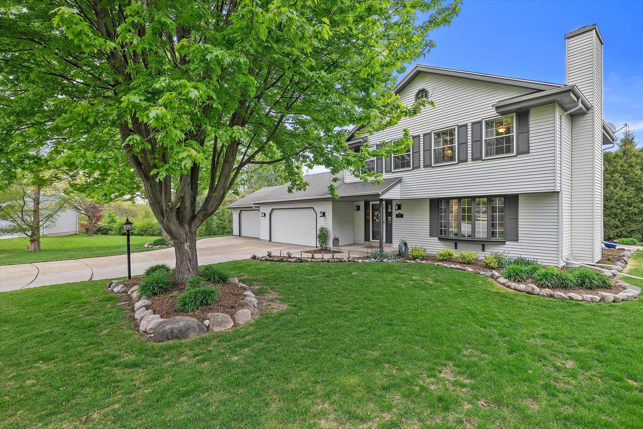 8450 S Heritage Ct, Oak Creek, WI 53154