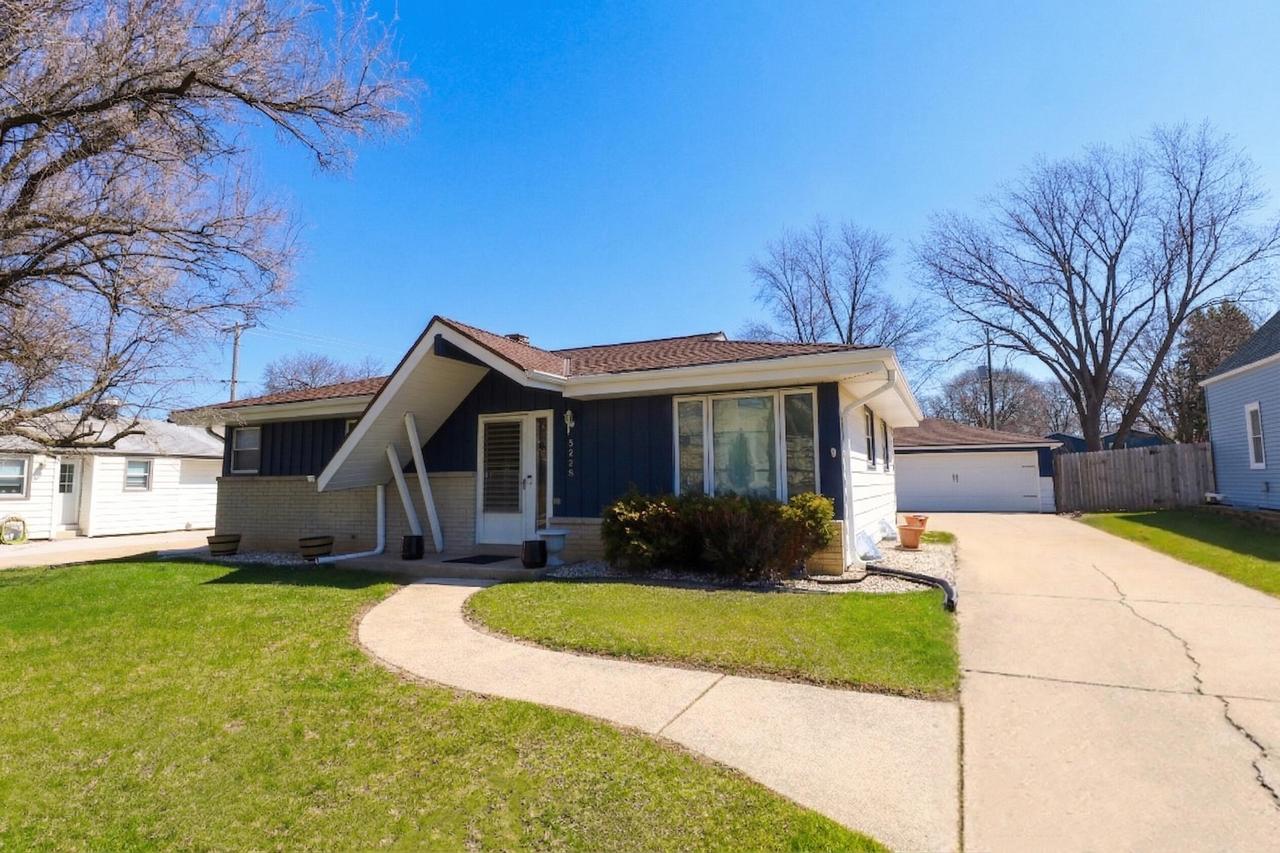5228 S 9th St, Milwaukee, WI 53221