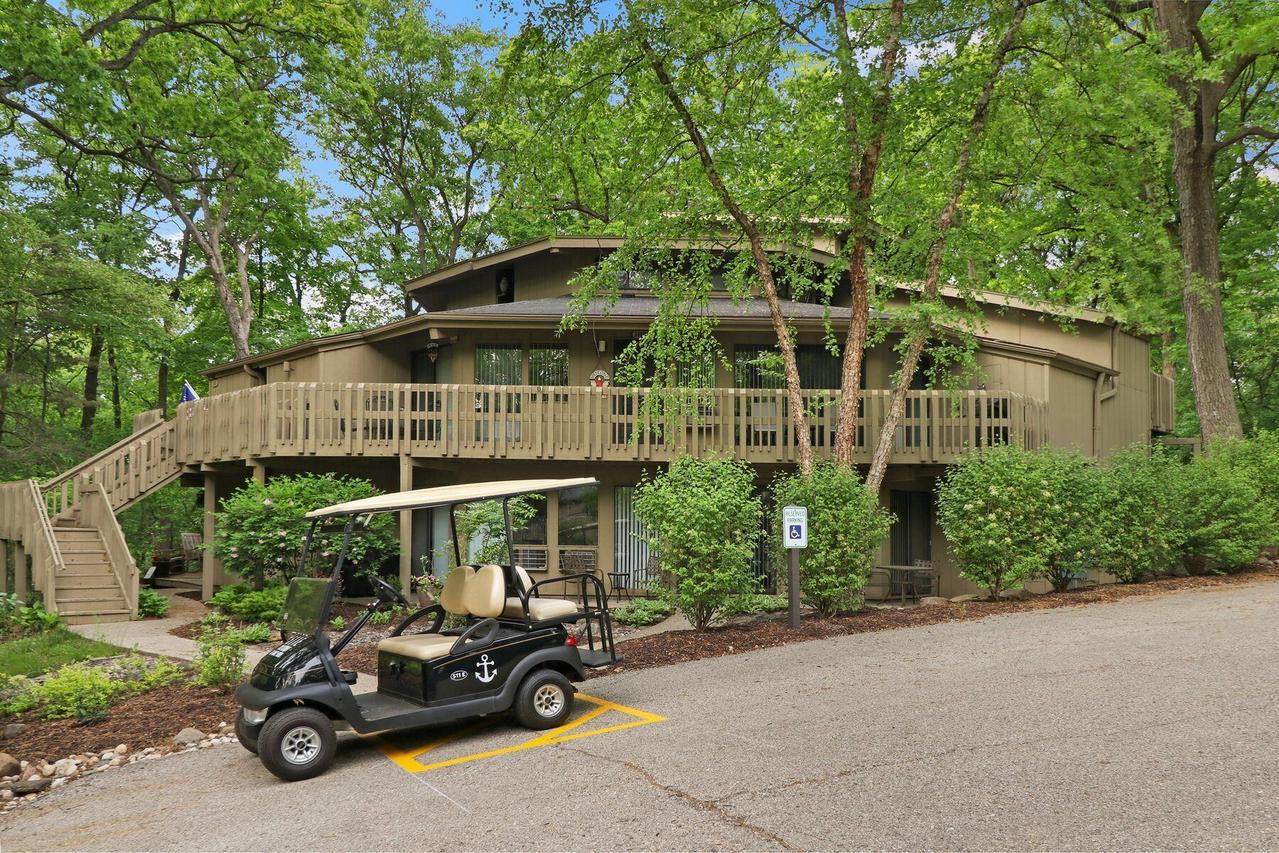 511 Tam O'shanter Dr #E, Fontana, WI 53125