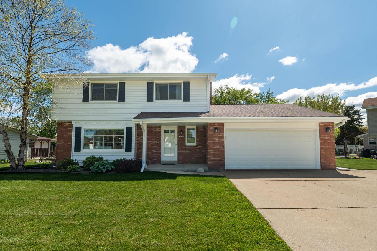 13935 W Thomas Dr, New Berlin, WI 53151