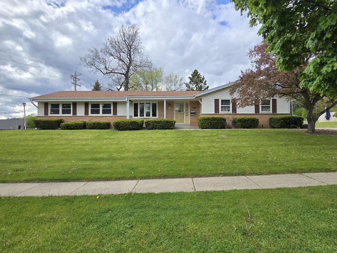 6730 Manchester Dr, Greendale, WI 53129