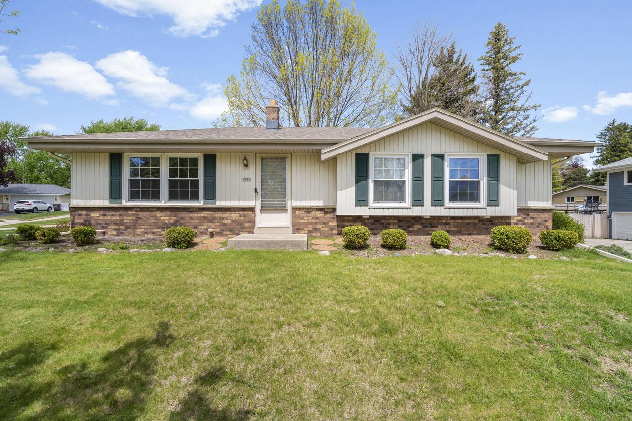 1520 Riverdale Dr, Oconomowoc, WI 53066