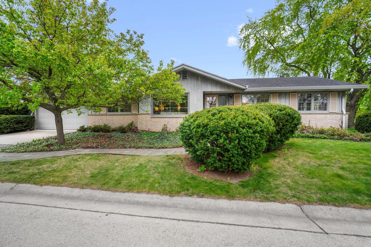 321 W Birch Ave, Glendale, WI 53217