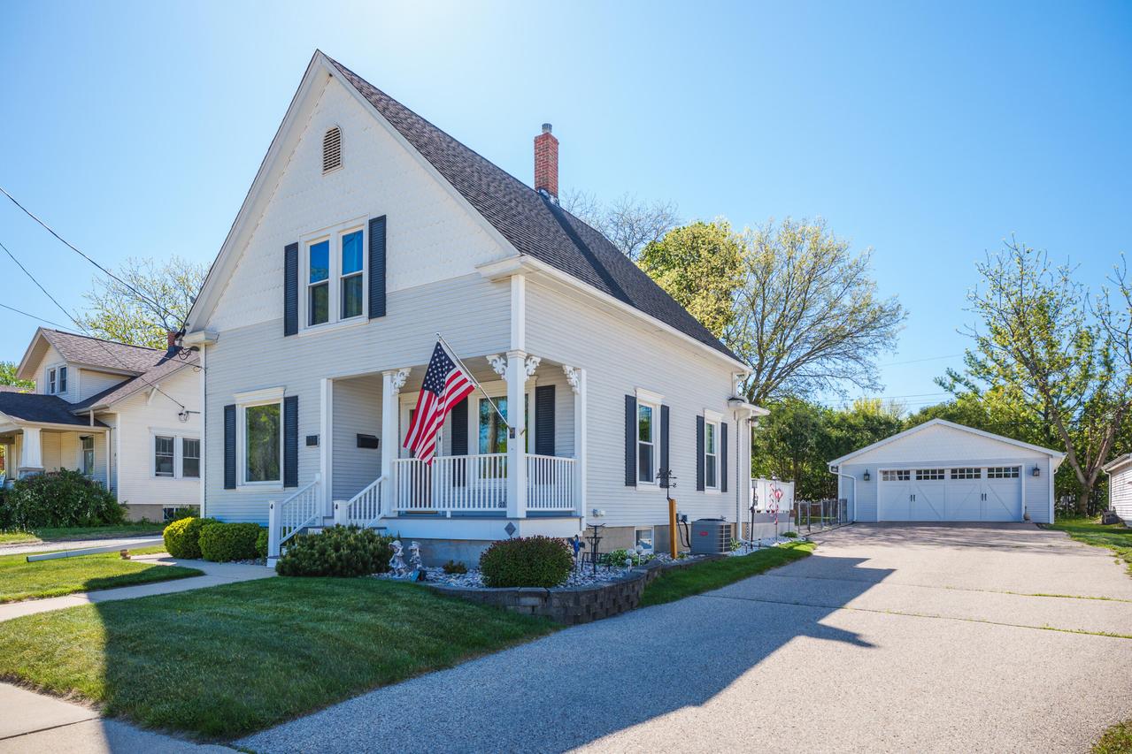 233 Kendall St, Burlington, WI 53105