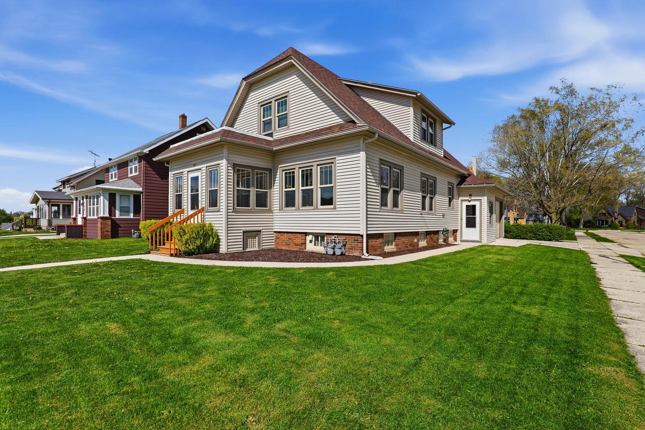 944 Detroit St, Sheboygan Falls, WI 53085