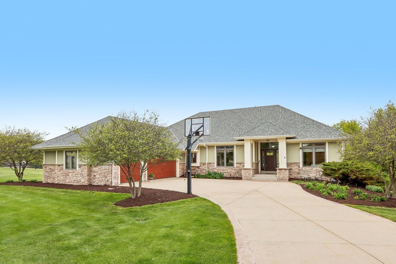 W287N990 Bedouin Ct, Delafield, WI 53188