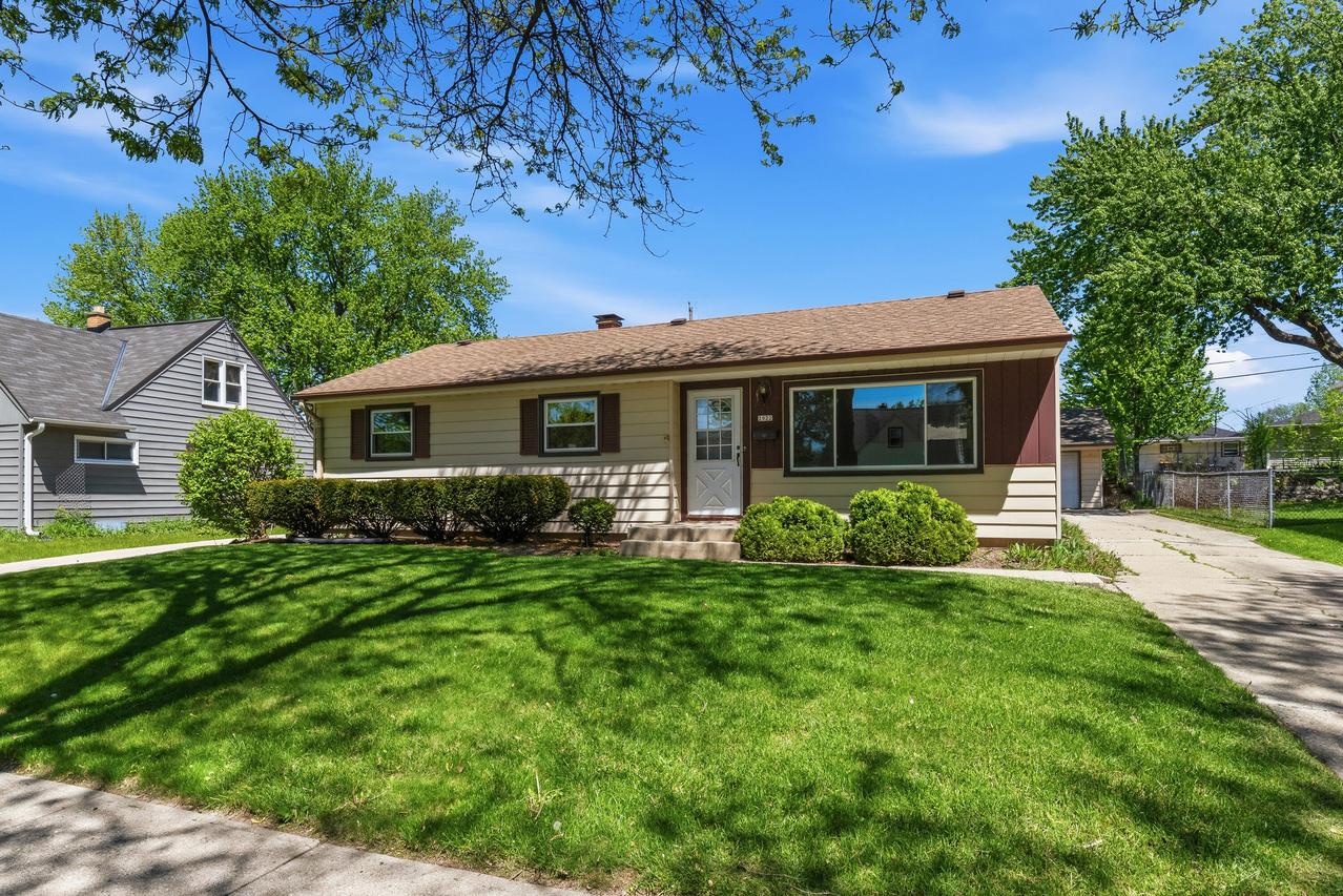 2922 S 102nd St, West Allis, WI 53227