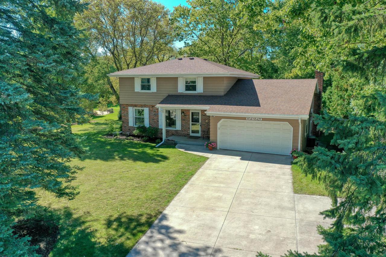 W141N5429 Van Buren Dr, Menomonee Falls, WI 53051