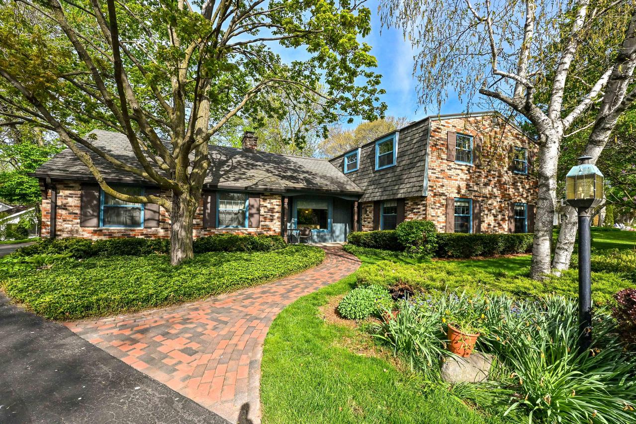 805 Lone Tree Rd, Elm Grove, WI 53122