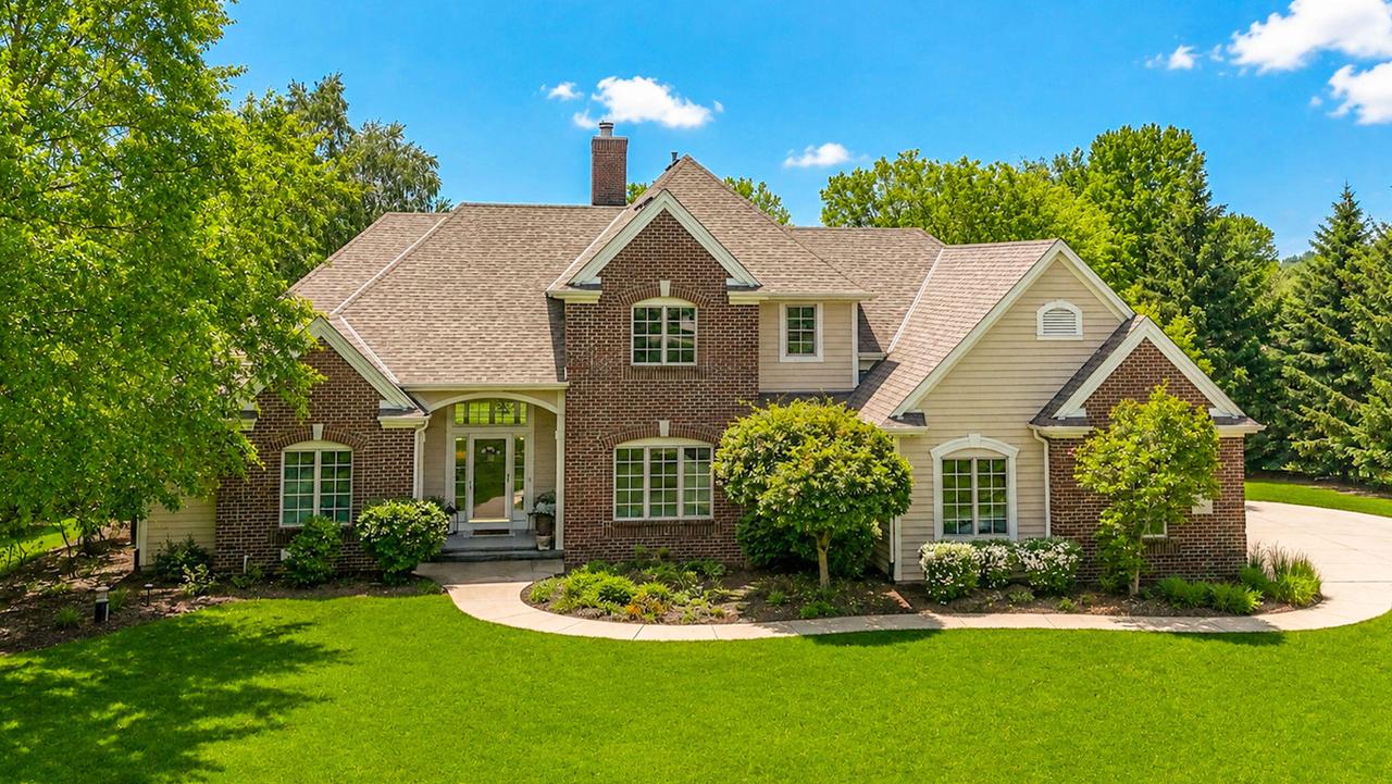 N34W33379 Hickory Ln, Nashotah, WI 53058
