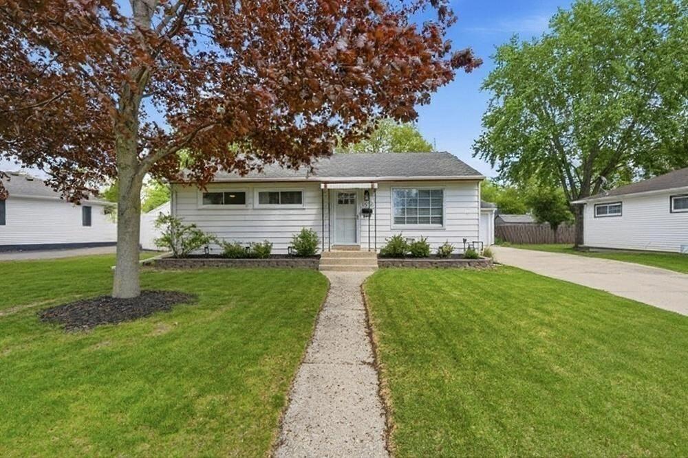 1517 N Bel Ayr Dr, Waukesha, WI 53188
