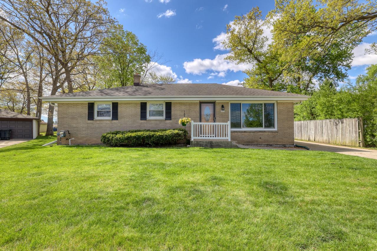 4420 S 37th St, Greenfield, WI 53221