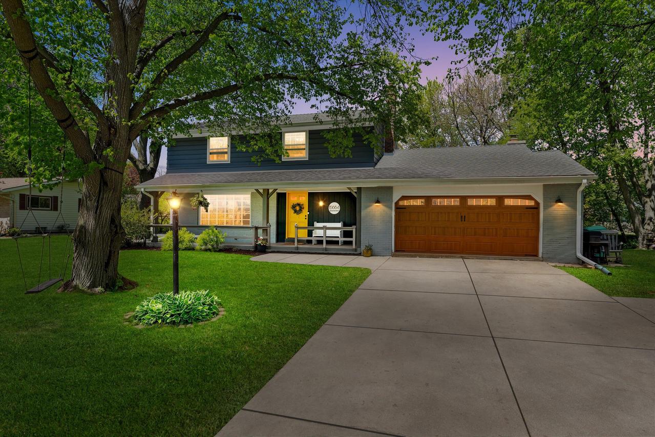 N86W15664 Shore Crest Dr, Menomonee Falls, WI 53051