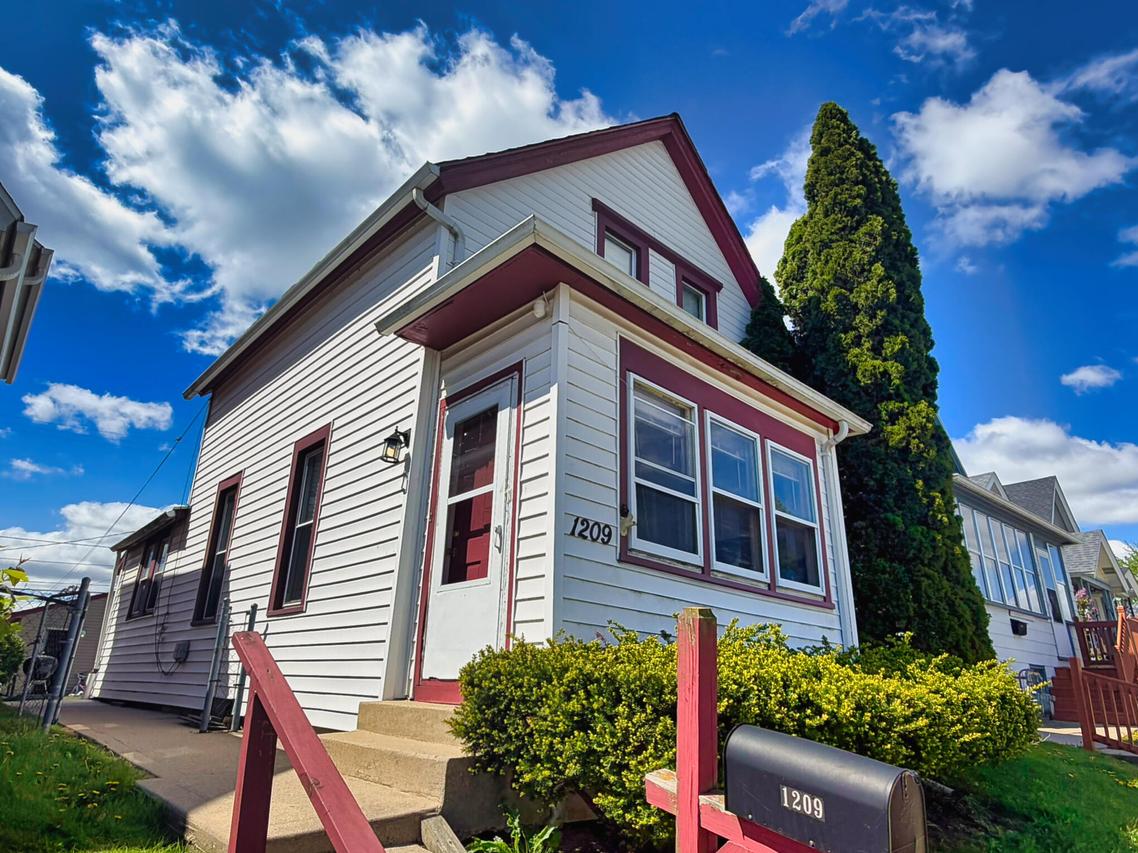 1209 Monroe Ave, Milwaukee, WI 53172
