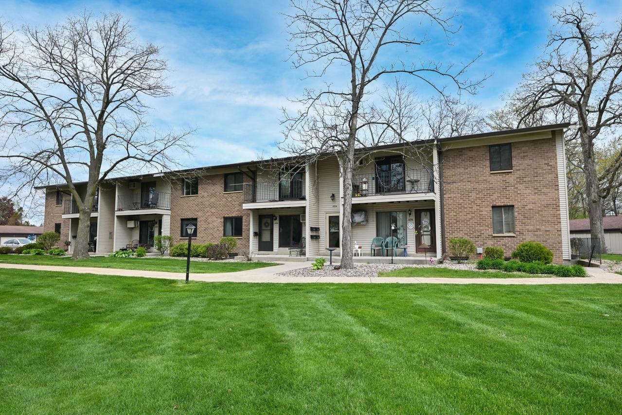 1684 S Carriage Ln #D, New Berlin, WI 53151