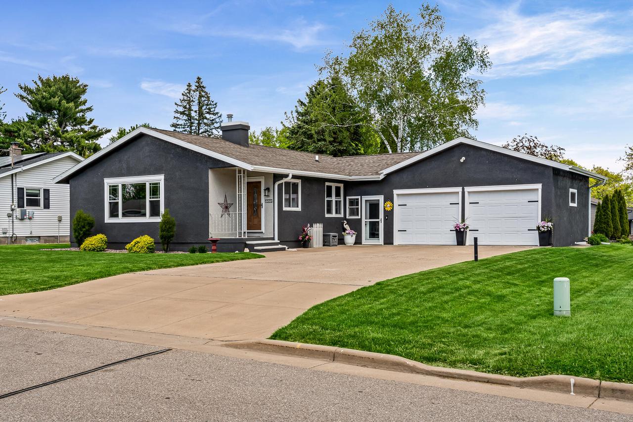 1555 W Young Dr, Onalaska, WI 54650