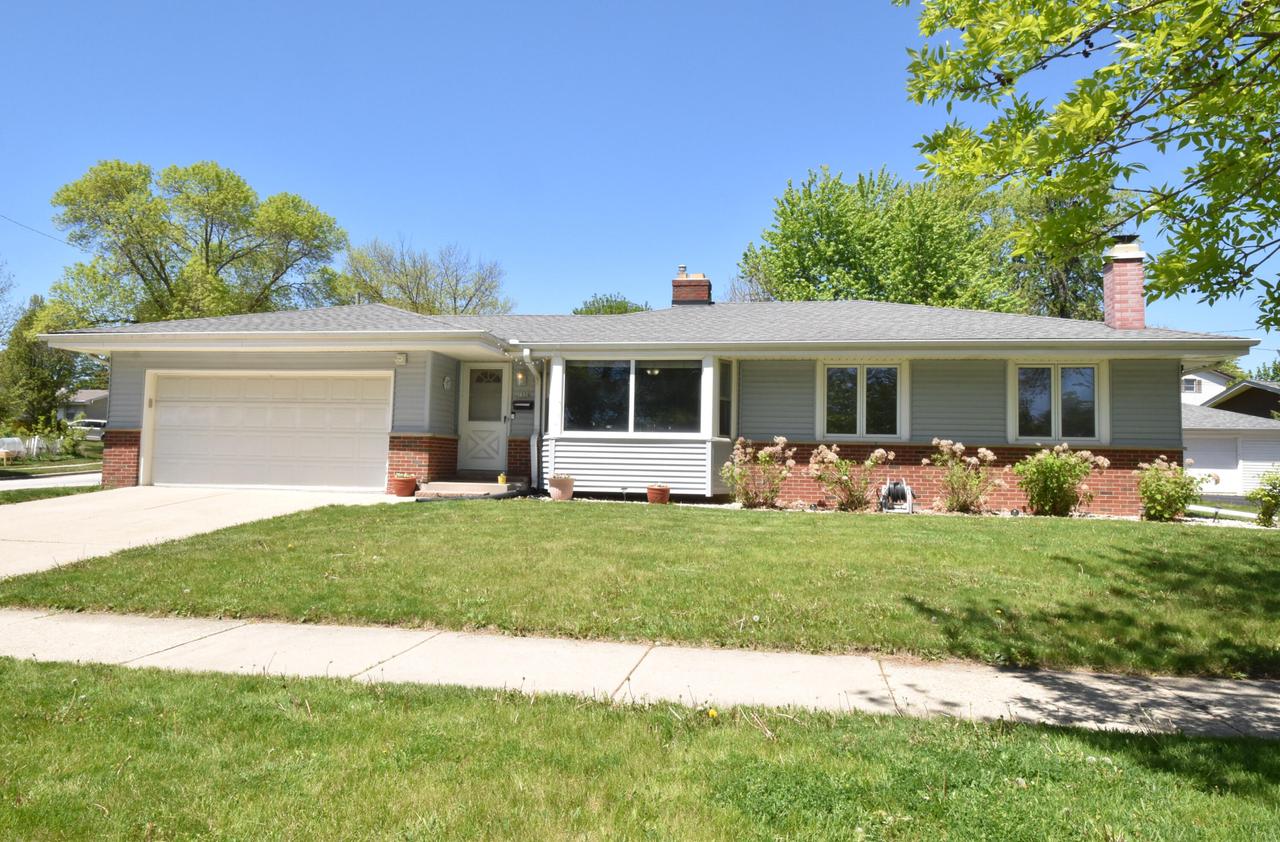 1526 Greenway Ter, Waukesha, WI 53186